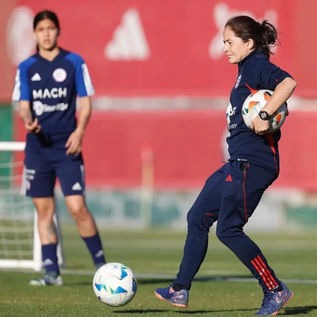 Vanessa Arauz entrena a la Selección Chilena Femenina Sub-17. (Foto: La Roja)