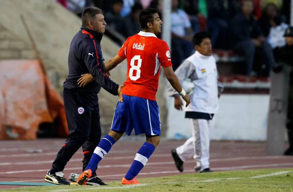 Claudio Borghi y Arturo Vidal en su época en la selección chilena en 2012 (Photosport).