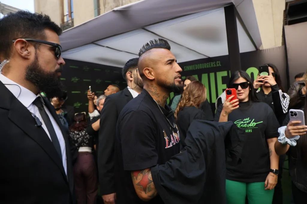 Arturo Vidal en el lanzamiento de su marca ‘Sin Límite Burgers’. (Foto: Dragomir Yankovic/Photosport)