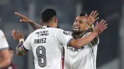 Arturo Vidal llenó de flores a Esteban Pavez en Colo Colo. (Foto: Photosport)