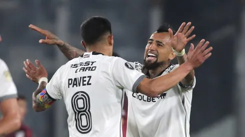 Arturo Vidal llenó de flores a Esteban Pavez en Colo Colo. (Foto: Photosport)