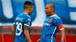 Charles Aránguiz festeja su gol junto a Marcelo Díaz en la victoria de Universidad de Chile por 2-1 ante Universidad Católica en el último Clásico Universitario disputado en el Campeonato Nacional 2024.