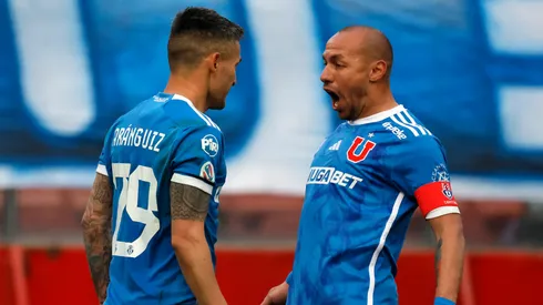 Charles Aránguiz festeja su gol junto a Marcelo Díaz en la victoria de Universidad de Chile por 2-1 ante Universidad Católica en el último Clásico Universitario disputado en el Campeonato Nacional 2024.