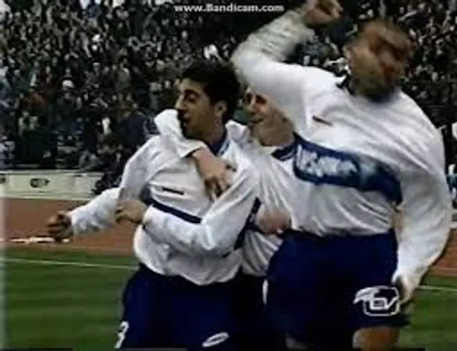 Charly Vásquez celebrando su tanto ante la U en 1994 | FOTO: Captura