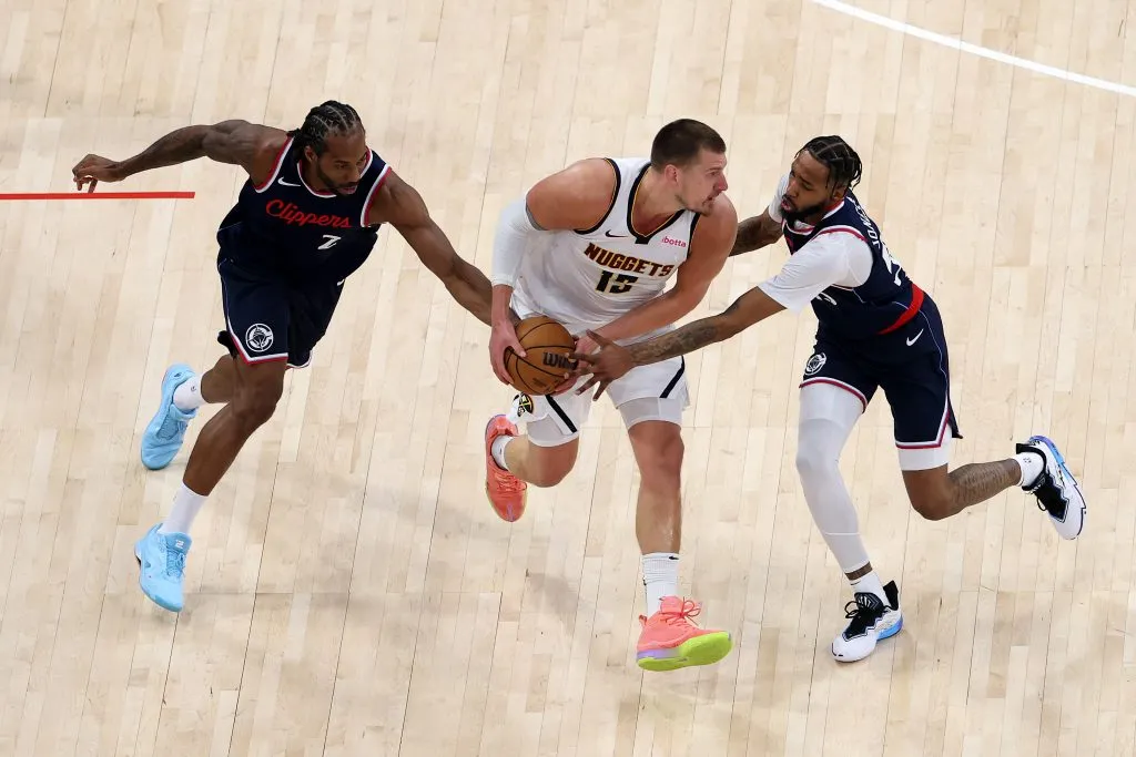 Nikola Jokic aparece como la principal figura de Nuggets, pero por momentos Clippers ha logrado neutralizarlo. En el juego 7, el Joker buscará cerrar la llave en casa. (Foto: Getty)
