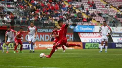 Ñublense y Unión La Calera buscarán los tres puntos en Chillán (Photosport).