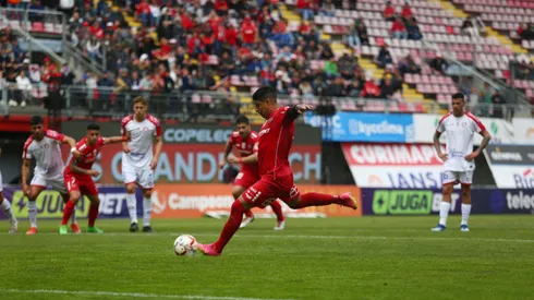Ñublense y Unión La Calera buscarán los tres puntos en Chillán (Photosport).