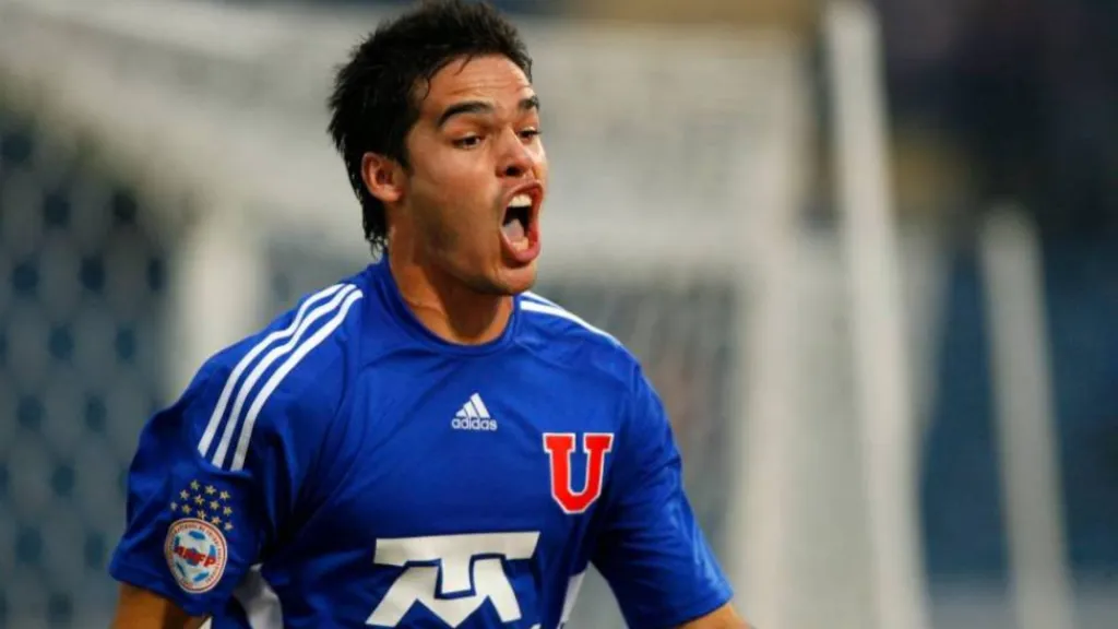 Nicolás Larrondo fue el autor del 1-0 entre Universidad de Chile y la UC en el Torneo de Apertura 2009.