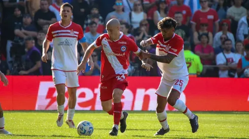 Estudiantes de La Plata cayó antes de enfrentar a Universidad de Chile.