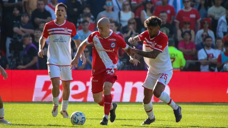 Estudiantes de La Plata cayó antes de enfrentar a Universidad de Chile.