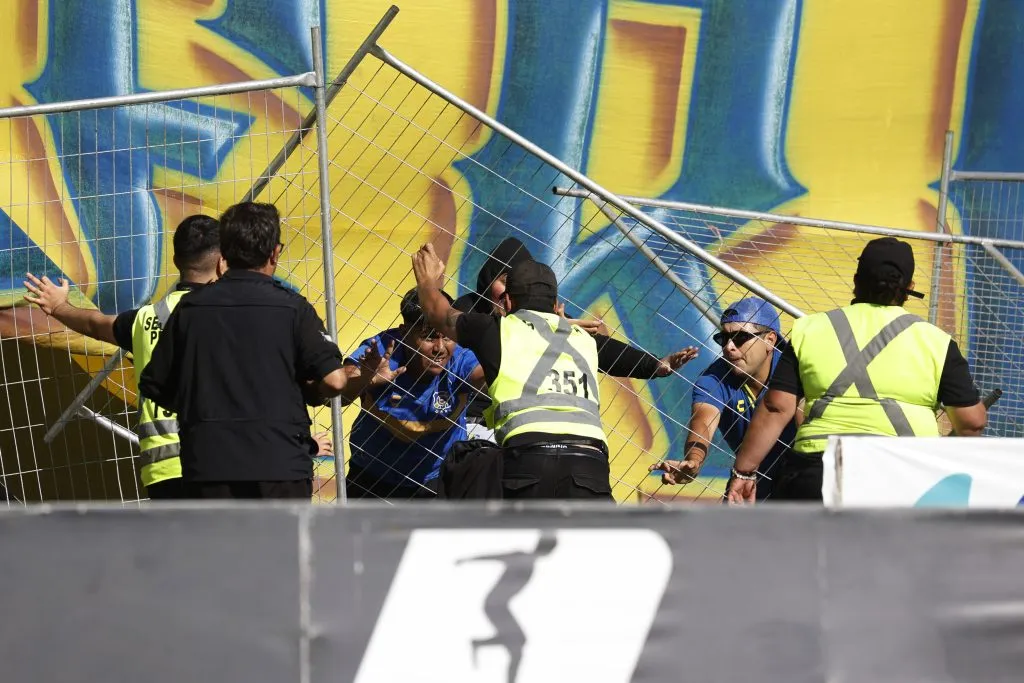 El caos se tomó la cancha tras una nueva derrota de Everton (Foto: Raul Zamora/Photosport)