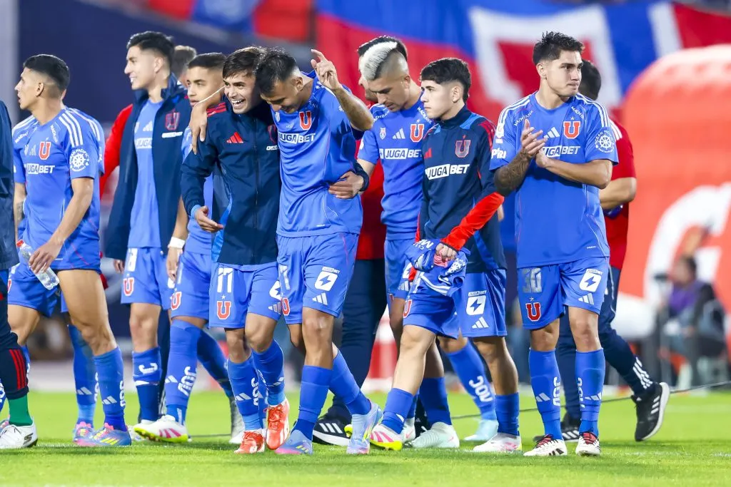 Rodrigo Contreras celebrando junto a sus compañeros el triunfo azul | FOTO: Pepe Alvujar/Photosport