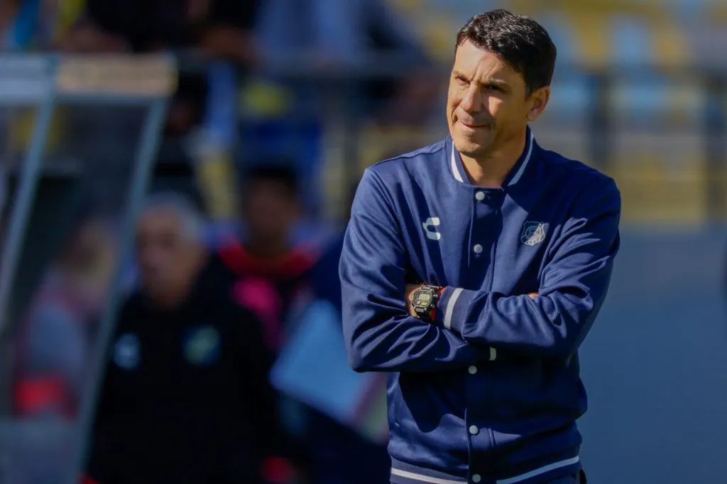 Grupo Pachuca no habría aceptado la renuncia de Larriera a la banca de Everton (Photosport).