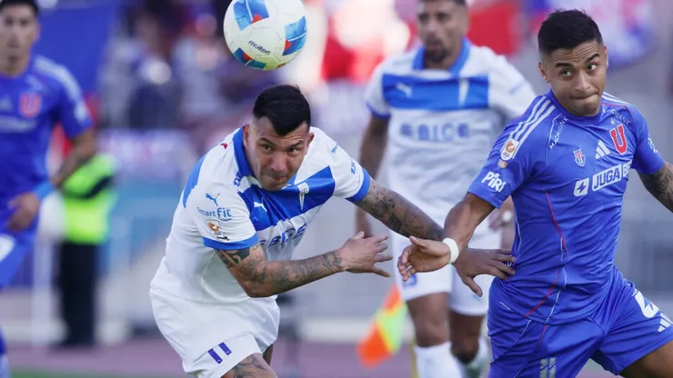 Medel jugó el primer tiempo del Clásico Universitario.