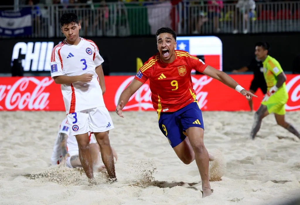Chile no pudo ante España en el duelo de las Rojas en el Mundial de Fútbol Playa 2025. (Foto: @SEFutbol)