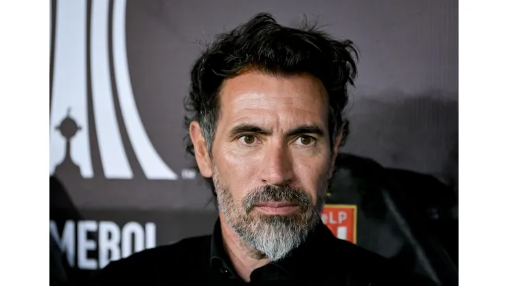Eduardo Domínguez amenaza a la U.