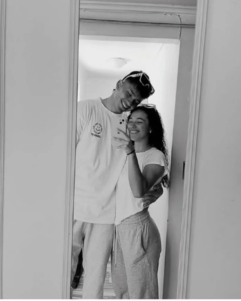 Eduardo Villanueva y Krishna Allende confirman su pololeo en sus redes sociales.