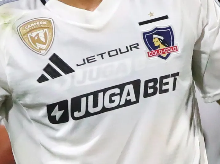 Nació el amor en Colo Colo: figuras del femenino y masculino oficializan romance