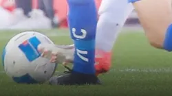 Charles Aránguiz sufrió las consecuencias de la brutal patada de Fernando Zampedri.