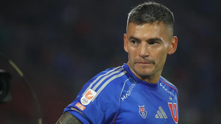 Charles Aránguiz no jugará ante Estudiantes de La Plata. Una lesión lo dejó fuera de la convocatoria de Universidad de Chile.