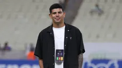 Esteban Pavez luciendo el 'nuevo outfit' de Colo Colo.