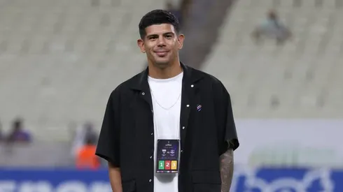 Esteban Pavez luciendo el 'nuevo outfit' de Colo Colo.