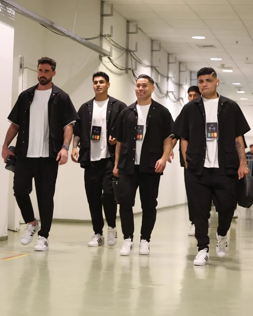 Así llegaron los jugadores albos al Arena Castelao. (Foto: @ColoColo)