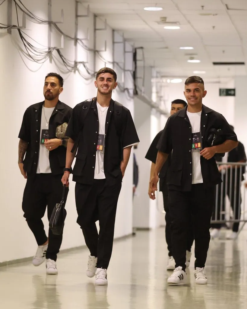 Así llegaron los jugadores albos al Arena Castelao. (Foto: @ColoColo)