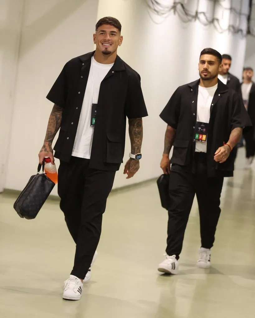 Así llegaron los jugadores albos al Arena Castelao. (Foto: @ColoColo)
