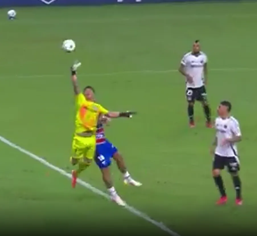Brayan Cortés cometió un error que terminó en el 3-0 de Fortaleza (Captura).