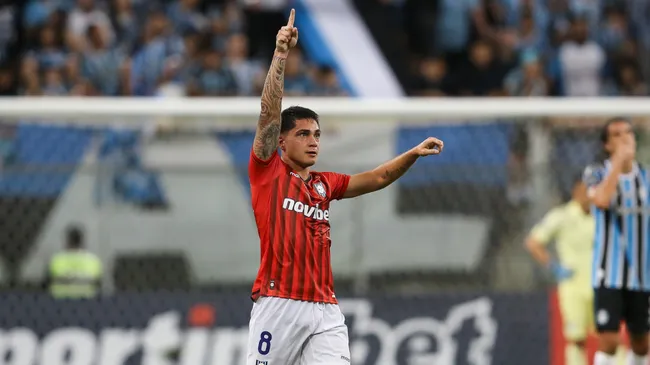 Gonzalo Montes ilusiona a Universidad de Chile con su partido ante Gremio en 2024.