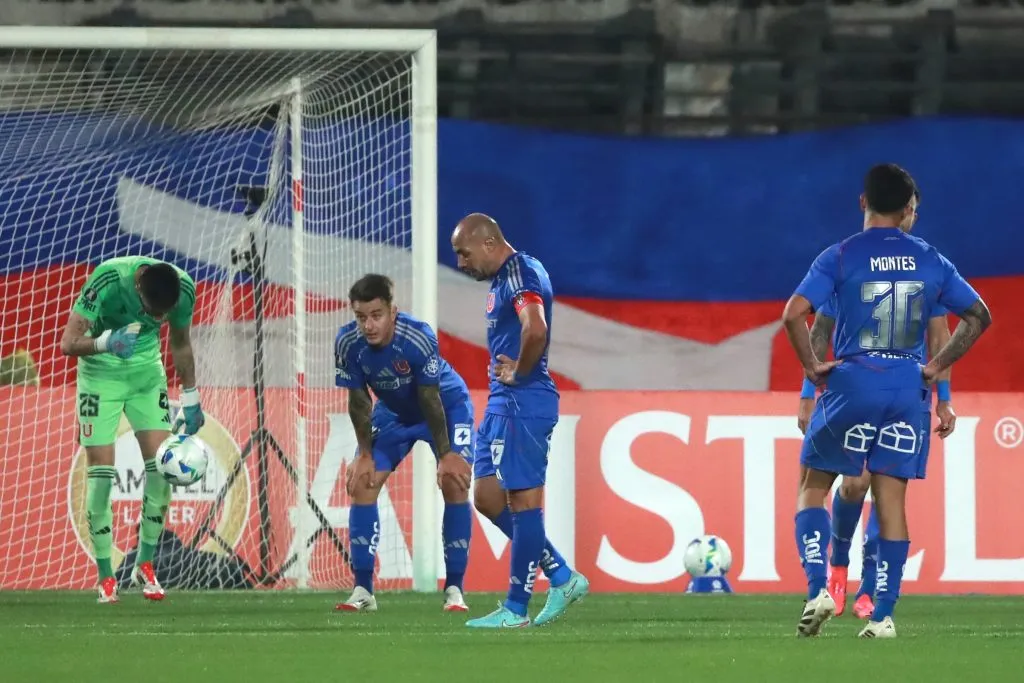 Los jugadores azules se retiraron cabizbajos del recinto deportivo de Ñuñoa | FOTO: Jonnathan Oyarzun/Photosport