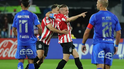 El volante de Estudiantes criticó el juego que mostró la U en Argentina.