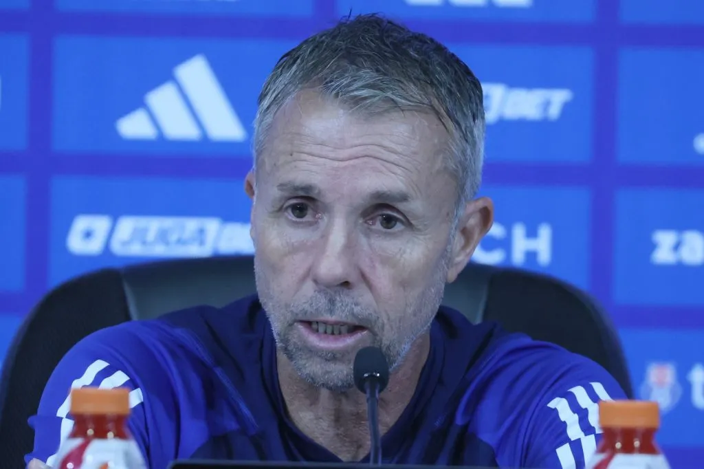 Un tenso momento se vivió en la conferencia de prensa de la U post derrota ante Estudiantes | FOTO: Dragomir Yankovic/Photosport