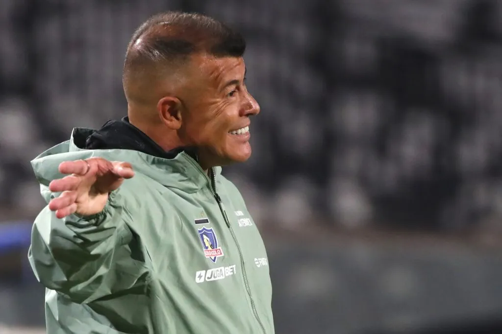Jorge Almirón quedó fuertemente cuestionado en Colo Colo (Photosport).
