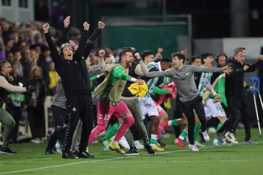 Pellegrini y los jugadores del Betis celebrando el paso a la final | FOTO: Gabriele Maltinti/Getty Images