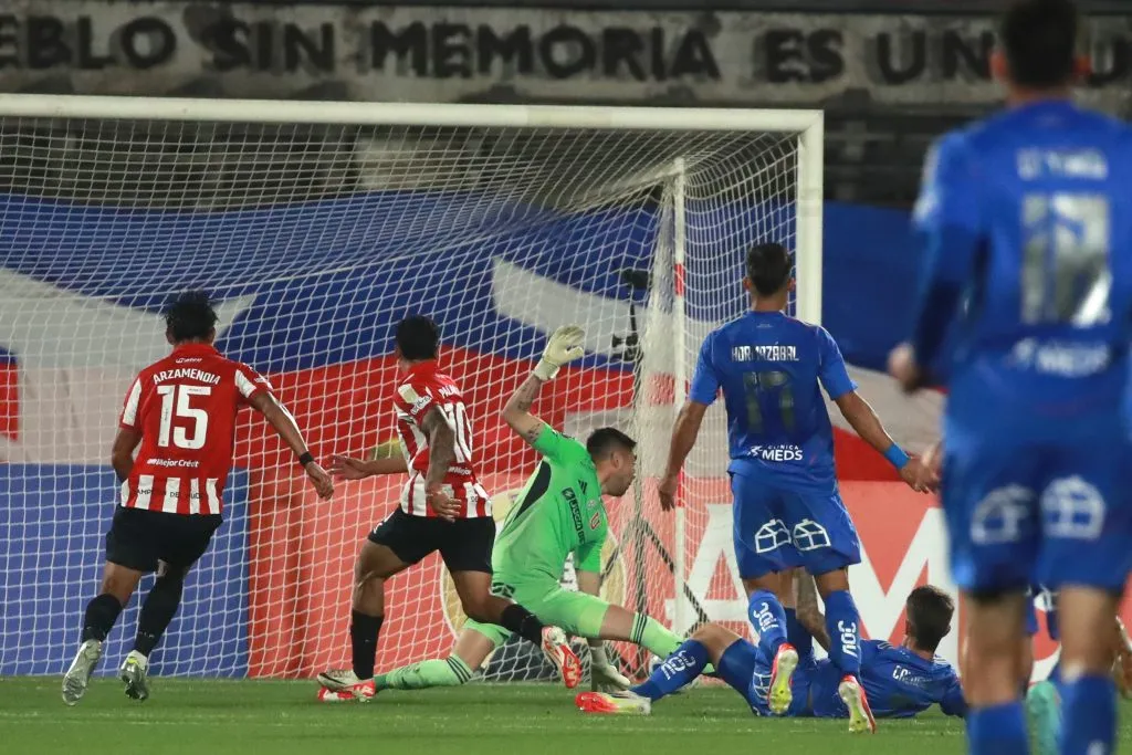 Una de las imágenes de la controversial jugada en el Nacional | FOTO: Jonnathan Oyarzun/Photosport
