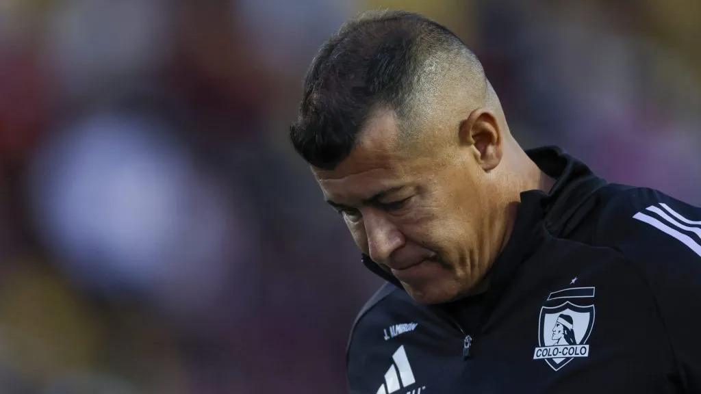 Jorge Almirón confirma que seguirá en la banca de Colo Colo pese a los terribles resultados.