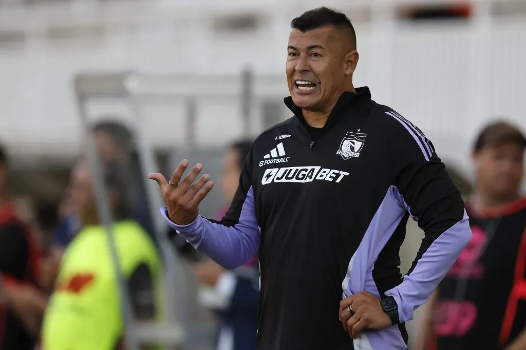 Jorge Almirón busca revertir el mal momento de Colo Colo. (Foto: Andrés Pina/Photosport)