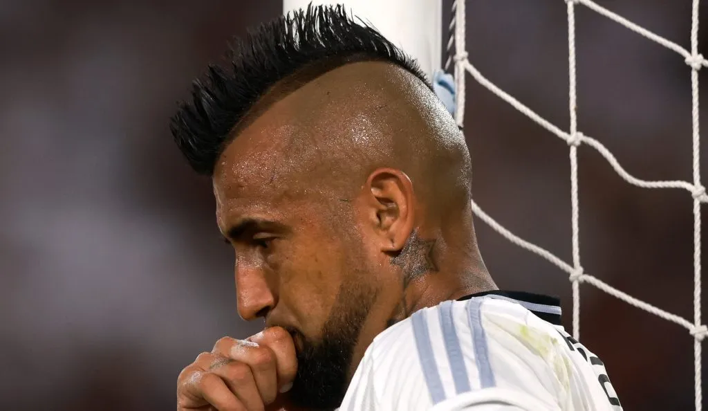 Hinchas albos ya no dan más con Arturo Vidal.