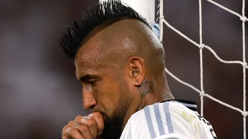 Hinchas albos ya no dan más con Arturo Vidal.