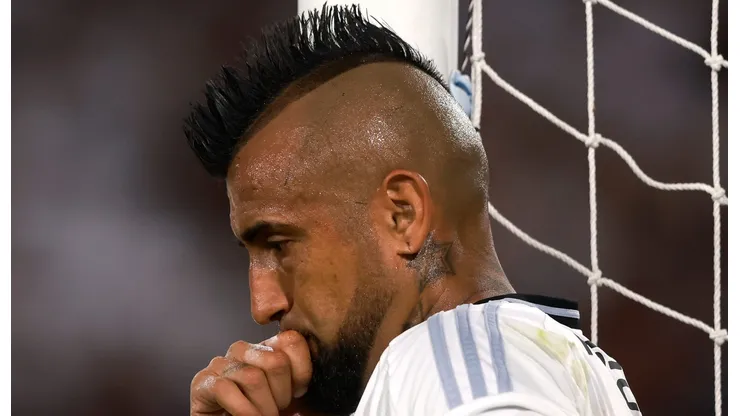Hinchas albos ya no dan más con Arturo Vidal.