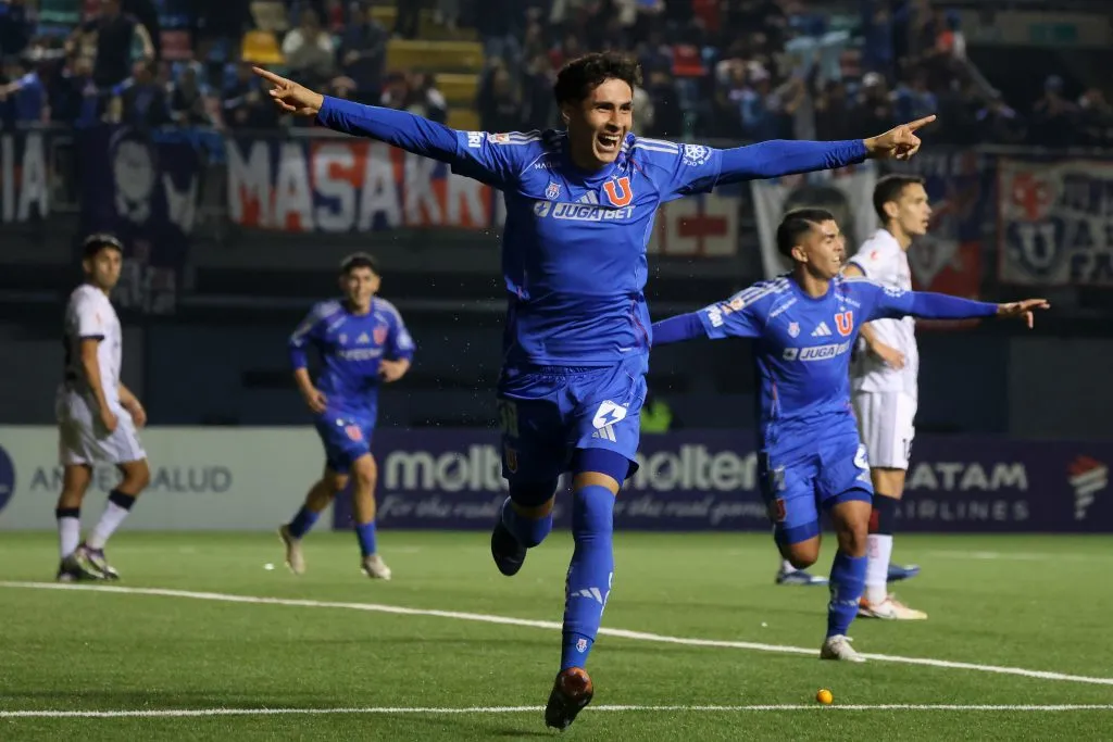 Espinoza celebrando alocadamente su primer tanto con la U | FOTO: Jonnathan Oyarzun/Photosport