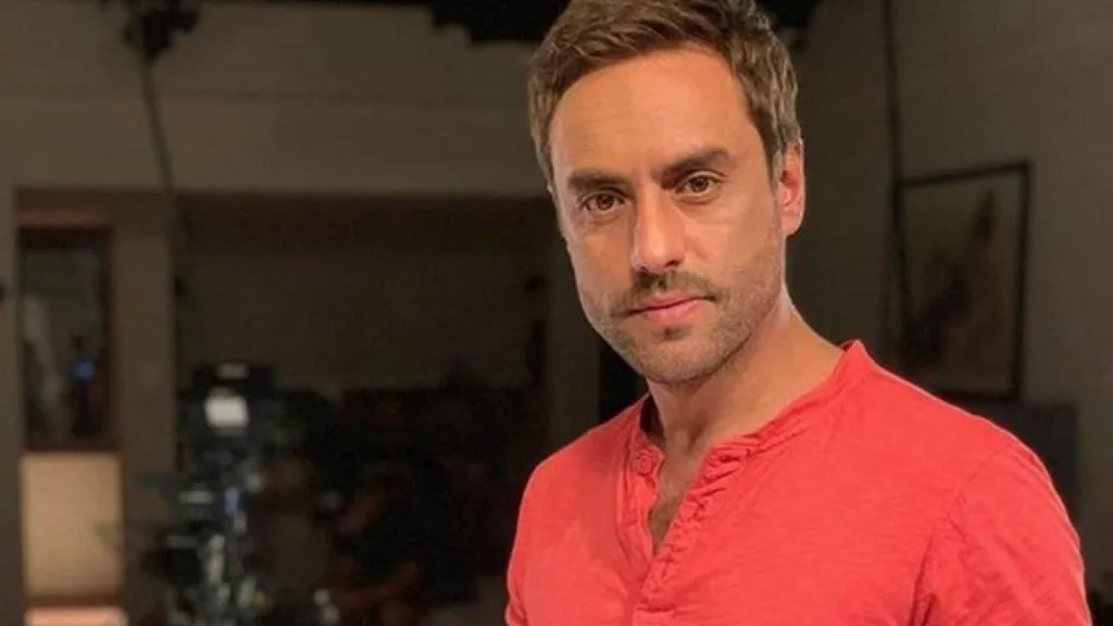 Arturo Vidal destrozó a Álvaro Gómez. El actor cuestionó el amor del volante por Colo Colo.