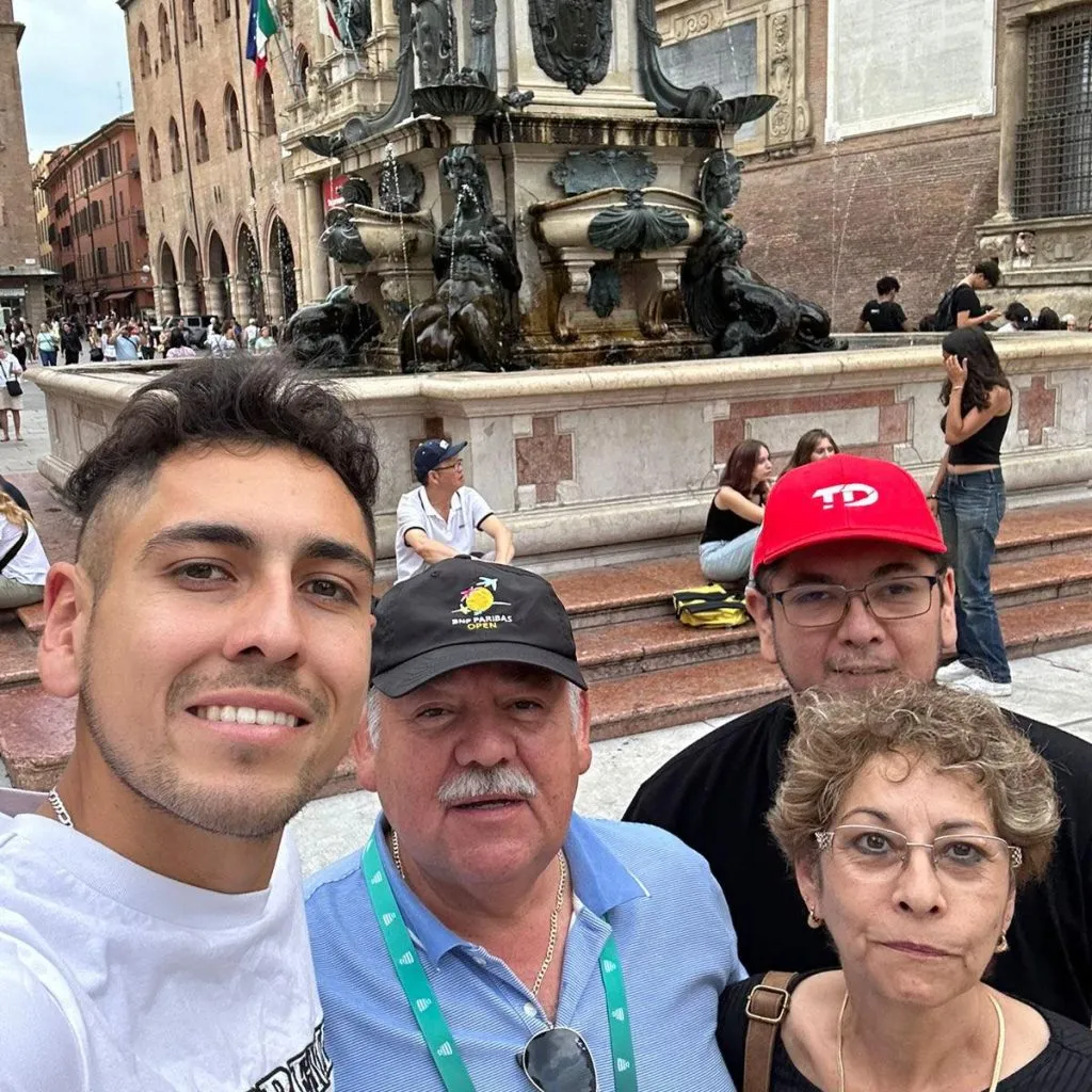 Alejandro Tabilo junto a su padre, madre y hermano (Facebook).