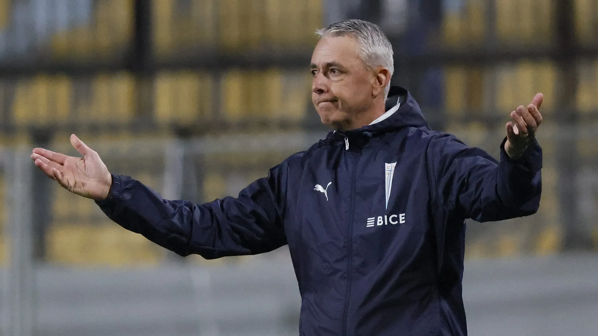 Tiago Nunes explica que buscaba analizar nuevos jugadores en el partido de Universidad Católica ante Everton. (Foto: Photosport)