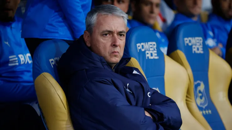 Tiago Nunes no es más el entrenador de Universidad Católica.