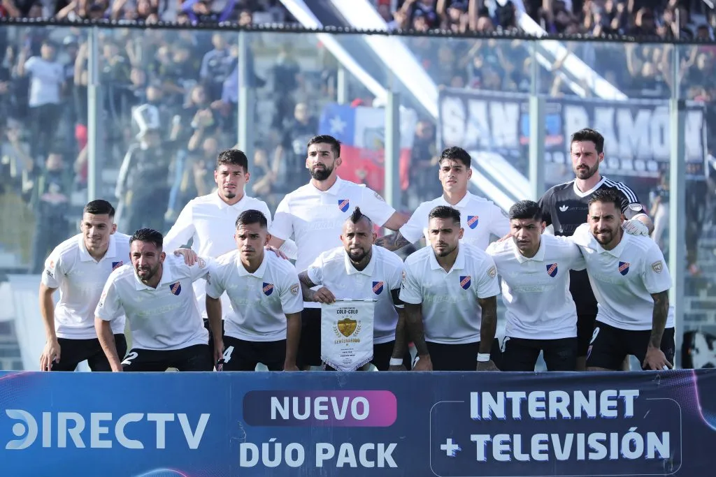 Plantel de Colo Colo se habría reunido con barristas previo al viaje a Argentina. (Foto: Felipe Zanca/Photosport)