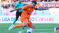 Gustavo Gotti aplaude al hincha de Cobreloa. (Foto: Photosport)
