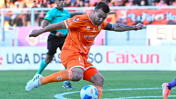 Gustavo Gotti aplaude al hincha de Cobreloa. (Foto: Photosport)